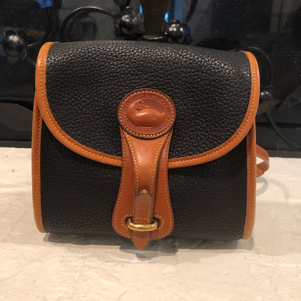 Dooney & Bourke cross body- EXCELLENT Condition